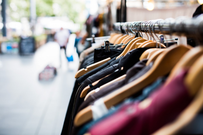 vente-CAUSSOLS-min_blur_close_up_focus_hanger_jacket_market_people_rack-1176303