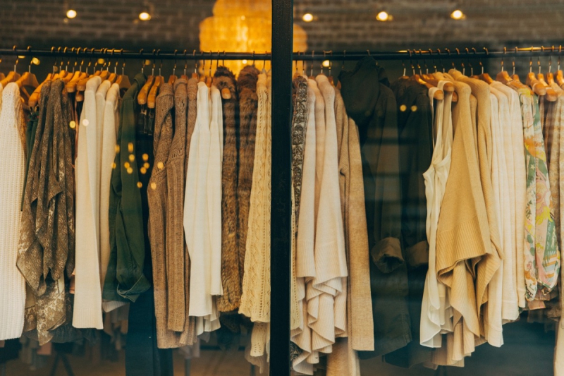 vente-CAUSSOLS-min_clothe_fashion_store_shop_window_store_front-21277